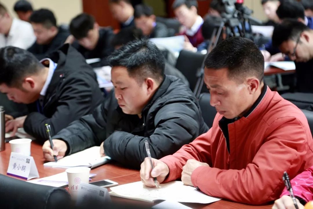 新媒：中共年轻党员干部扎根农村