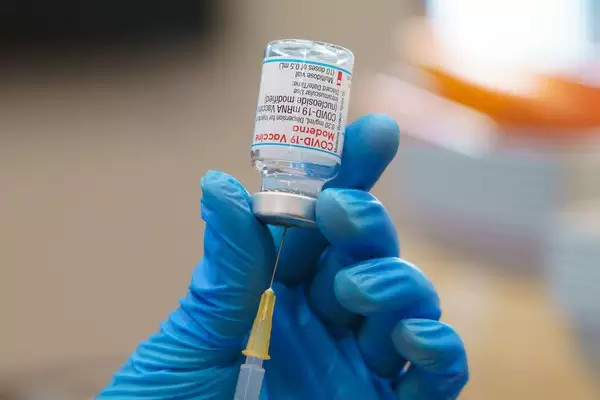 部分药瓶内出现异物 日本停用约160万剂莫德纳疫苗