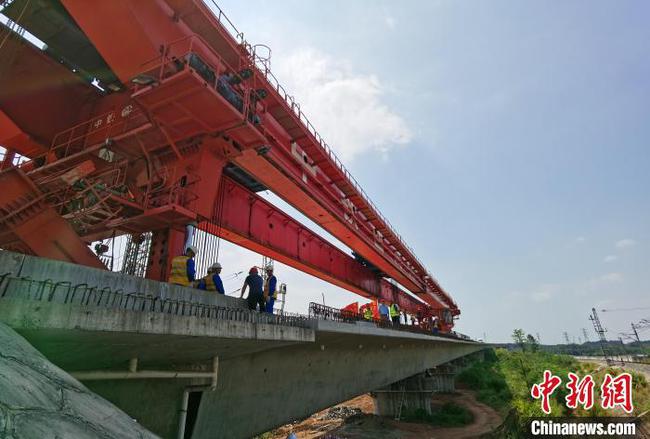 中秋不打烊！昌景黄铁路安徽段站前一标箱梁架设全部完成
