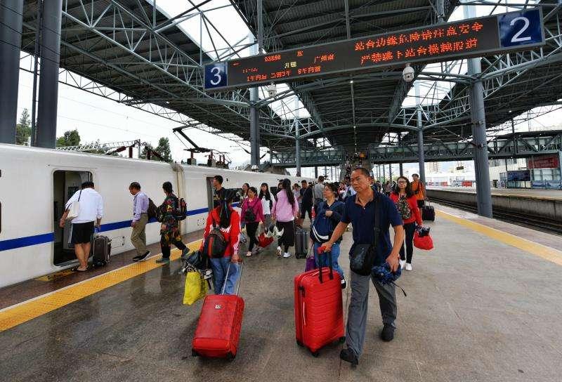 中秋假期中铁呼和浩特局共发送旅客38.6万人次