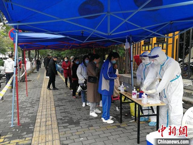 西安疫情防控直击：市民冒雨测核酸 网红街区人气减