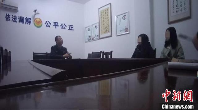 四川阆中一女士遭遇电信诈骗 民警苦劝3小时挽回100万损失