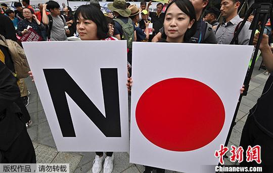 日本罕见缺席韩国寸步不让，日韩因何事在美地盘上翻脸？