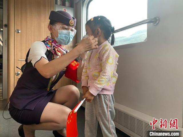 中老铁路上会四国语言的列车长：用心维护中老友谊的桥梁