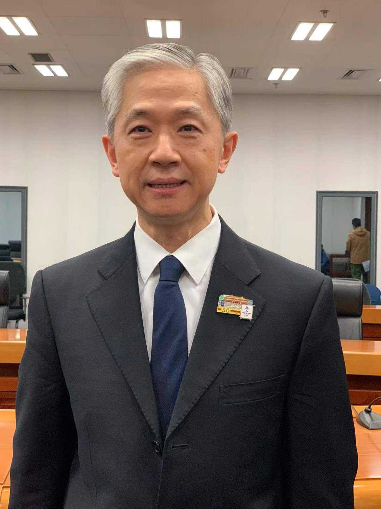 汪文斌佩戴冬奥会倒计时50天纪念徽章 表示将为各国运动员精彩表现大声喝彩