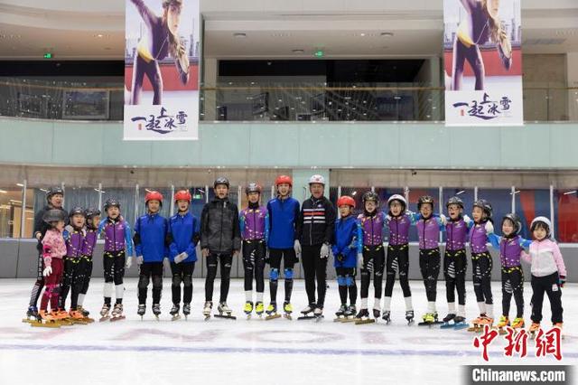 当东北大爷遇见西北娃：六旬速滑教练助青少年冰上圆梦