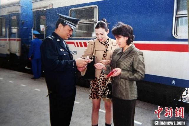 父女两代乘警接力春运 见证从蒸汽机车到动车变迁