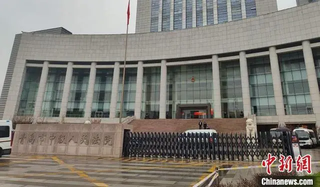 江母诉刘暖曦生命权纠纷案二审在山东青岛第二次开庭