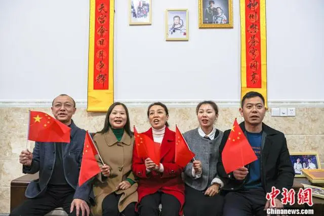 神舟十五号航天员邓清明家人：自豪又牵挂 望凯旋归来