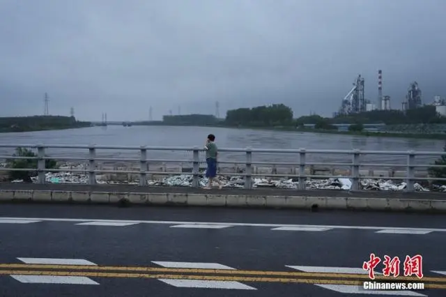 北京强降雨持续 已转移民众超5.2万人