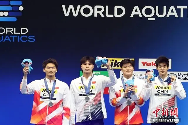 游泳世锦赛：中国队摘得男子4x100米混合泳接力银牌