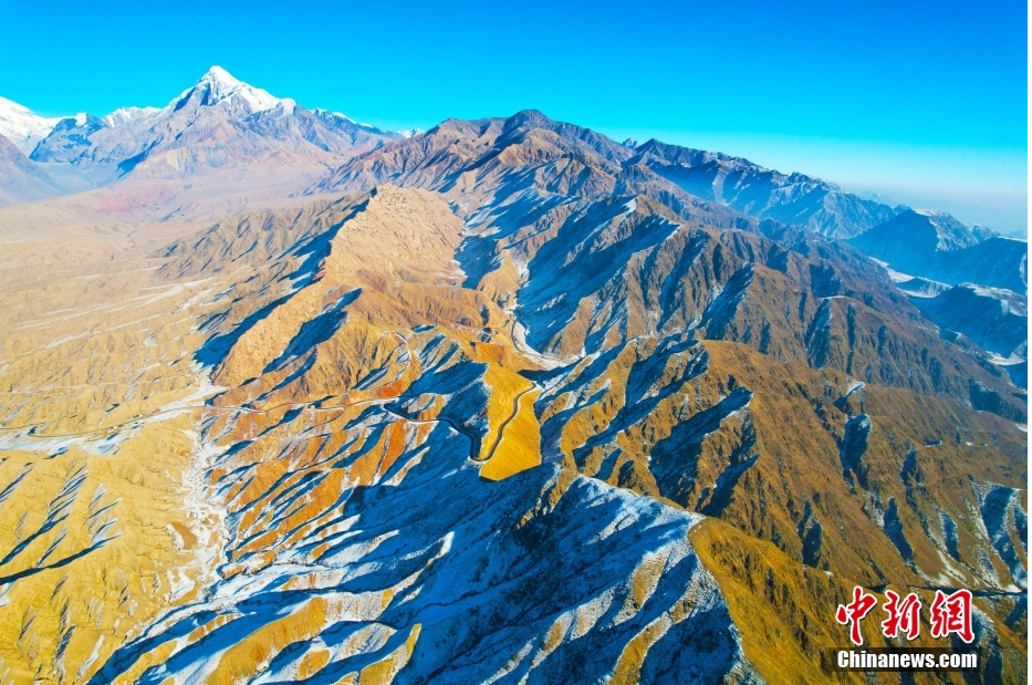 新疆阿克苏：库尔干山区雪后壮美巍峨 阳光下群山黄白相间
