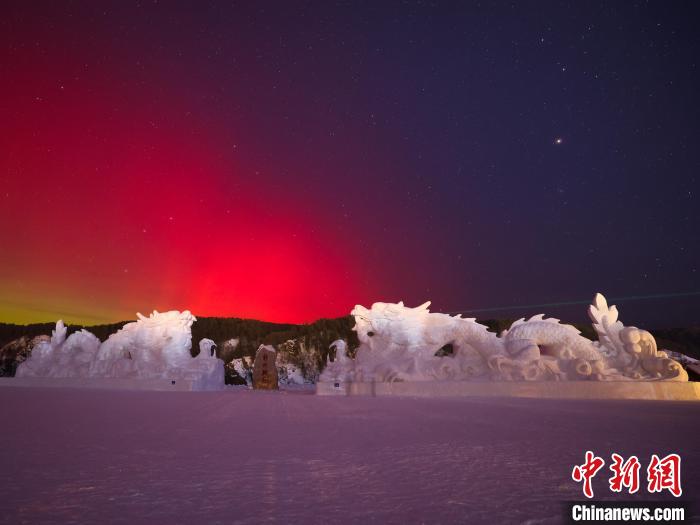 “神州北极”漠河：新年第一天迎来绚丽北极光